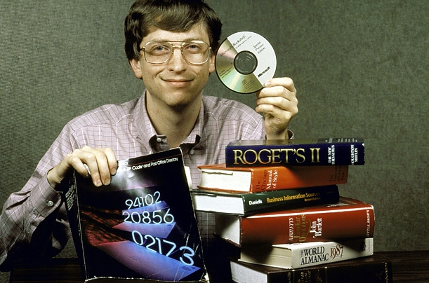 Гейтс демонстрирующий сравнительный объем памяти CD носителя, 1987 год.