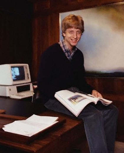 Он – один из самых известных бизнесменов в мире.
 Сотни страниц и статей уже написаны, о том как он доминировал в революции персональных компьютеров, и о том как теперь его последователи следуют его курсом по превращению Microsoft в медиа и интернет столпа.