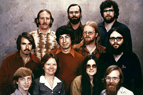 Самая ранняя команда Майкрософт позирует для группового портрета в 1978-ом. Гейтс внизу слева.