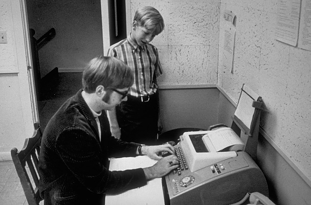 Гейтс смотрит на своего друга и будущего партнера пола Алена печатающего что то на телетайпном терминале в Лэйксайдской школе в Сиэтле, 1968 год.
 Биллу едва исполнилось 13 лет когда он пополнил ряды ее учеников.