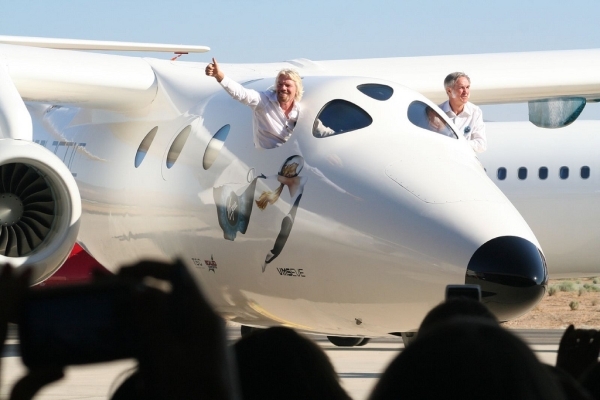     Virgin Galactic    (Richard Branson)   Burt Rutan ( )             White Knight 2.