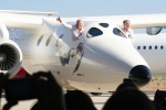 Глава и идейный вдохновитель Virgin Galactic сэр Ричард Брэнсон (Richard Branson) и авиаконструктор Burt Rutan (Берт Рутан) представили готовый вариант космического корабля для доставки туристов на орбиту Земли — White Knight 2.